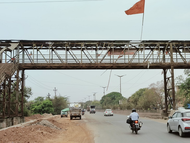 24 घंटे के अंदर फ्लैक्स हुआ चोरी