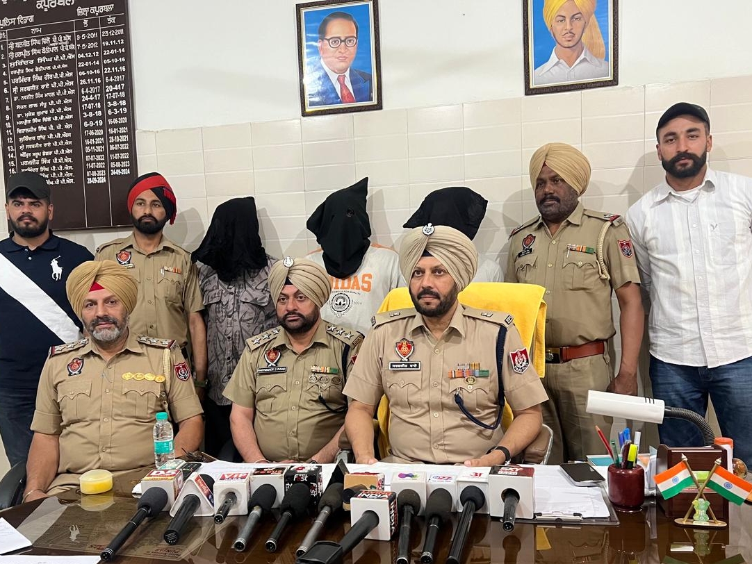 पुलिस की गिरफ्त में तस्कर व जानकारी देते एसपी डी सरबजीत राय। - Dainik Bhaskar