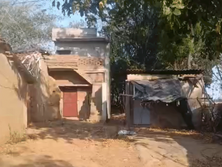 गड़रा गांव में हिंसा के 19 दिन बाद भी कई घरों में ताला लटका है।