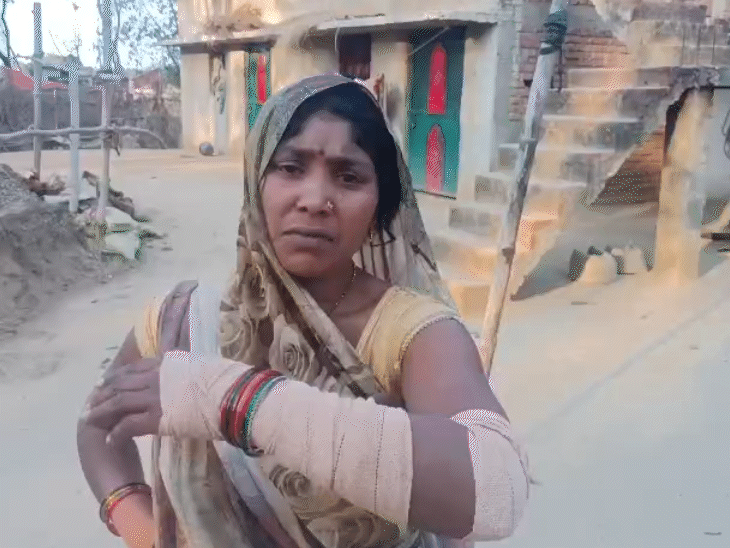 निर्मला साकेत का कहना है कि पुलिस ने ऐसी मारपीट की कि उनका हाथ फ्रैक्चर हो गया।