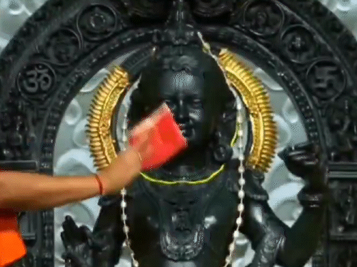 18-hour darshan of Ram Lalla on Ram Navami in Ayodhya: Surya 'Tilak' and 56  offerings mark grand puja at Ram Mandir; city prepares for 2 lakh devotees  - Uttar Pradesh News | Bhaskar English