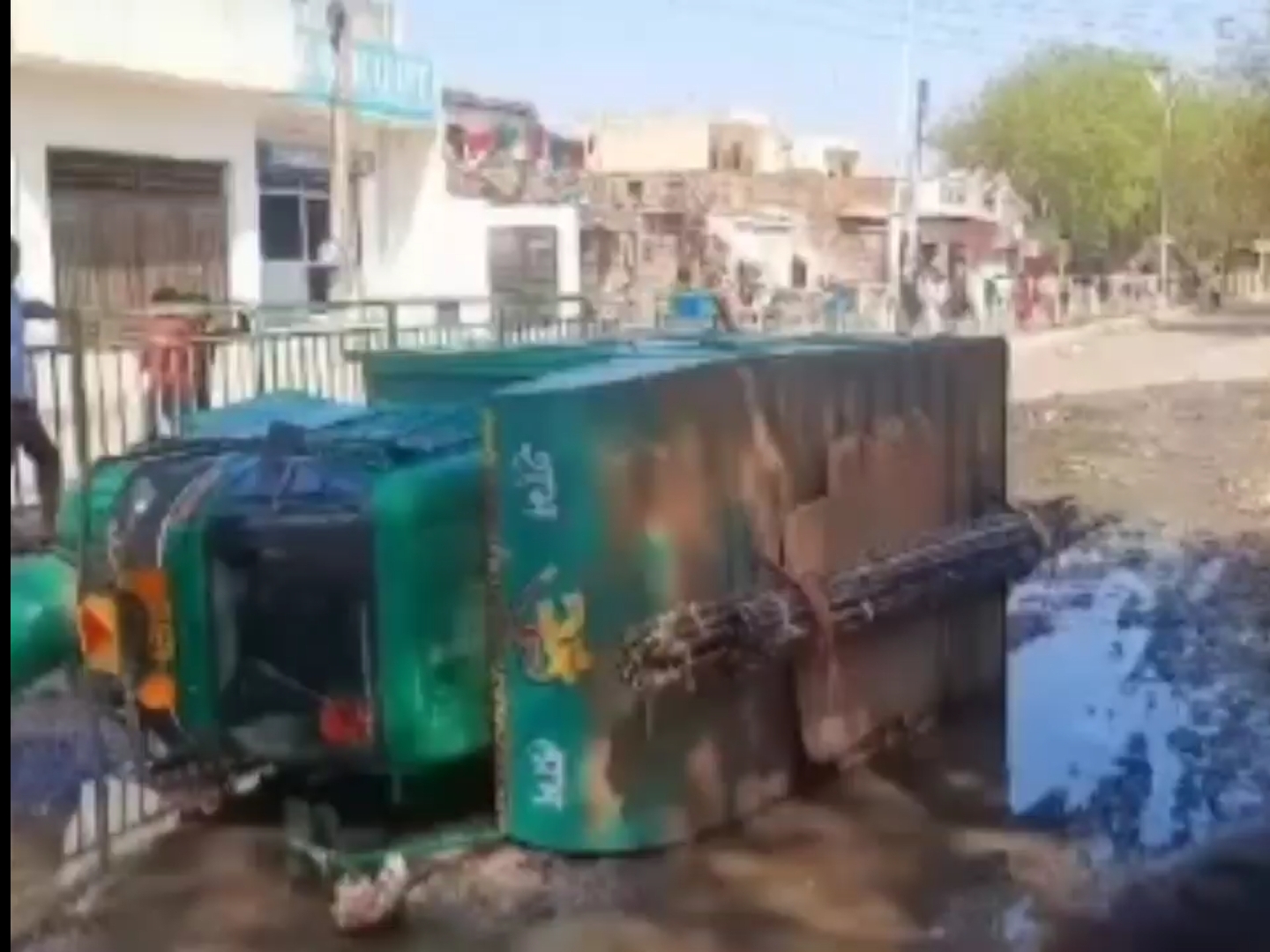 सड़क पर पानी भरा होने के कारण पलटा वाहन।