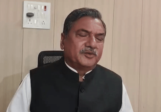 वक्फ बोर्ड कार्यालय में बैठकर जानकारी देते जाकिर हुसैन