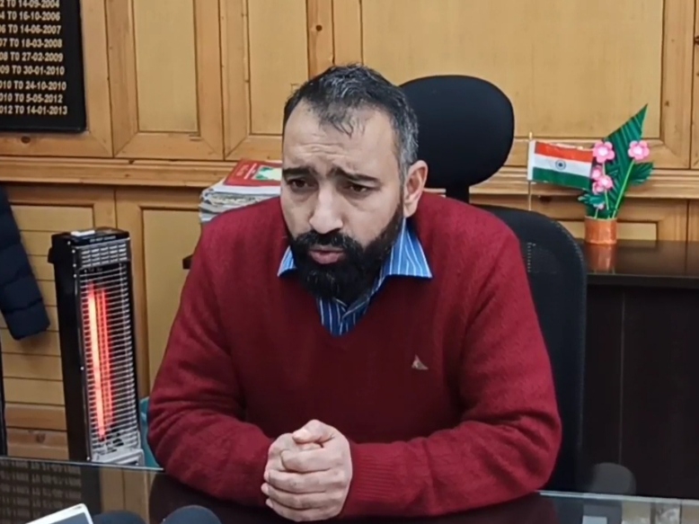 उपायुक्त डॉ. अमित कुमार शर्मा जानकारी देते हुए।