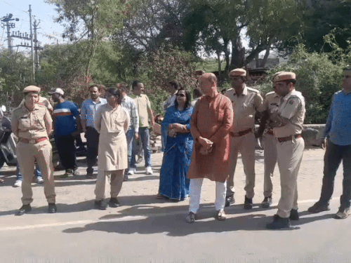 पार्षद डिंपल यादव और उनके पति के पूर्व पार्षद जेके शर्मा ने कार्यक्रम में आमंत्रित नहीं किए जाने का विरोध किया।