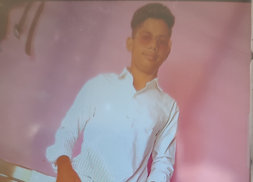 आशीष गांव में जनरल स्टोर चलाता था