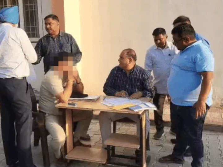 मामले में कार्रवाई करती एसीबी की टीम - Dainik Bhaskar