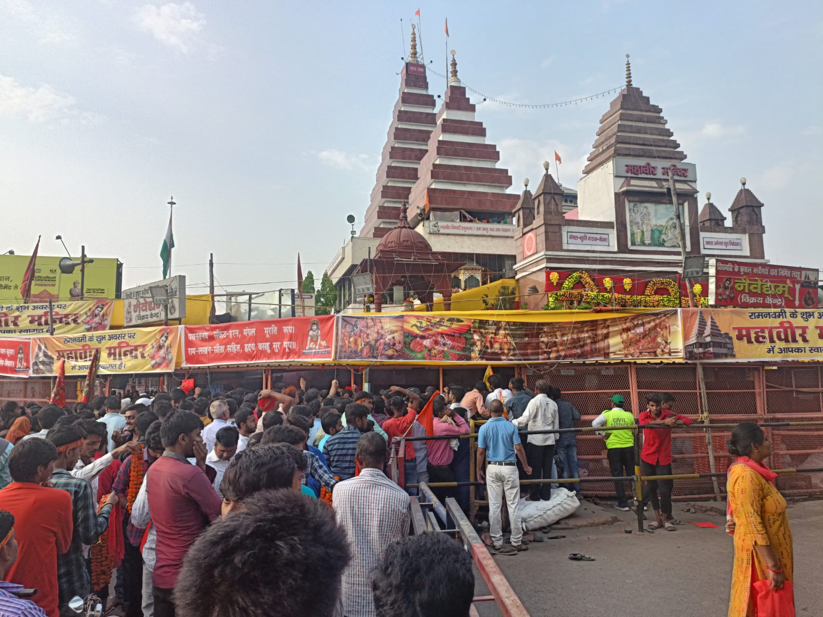 800 निजी सुरक्षा कर्मी और स्वयंसेवक श्रद्धालुओं की सहायता में लगाए गए हैं।