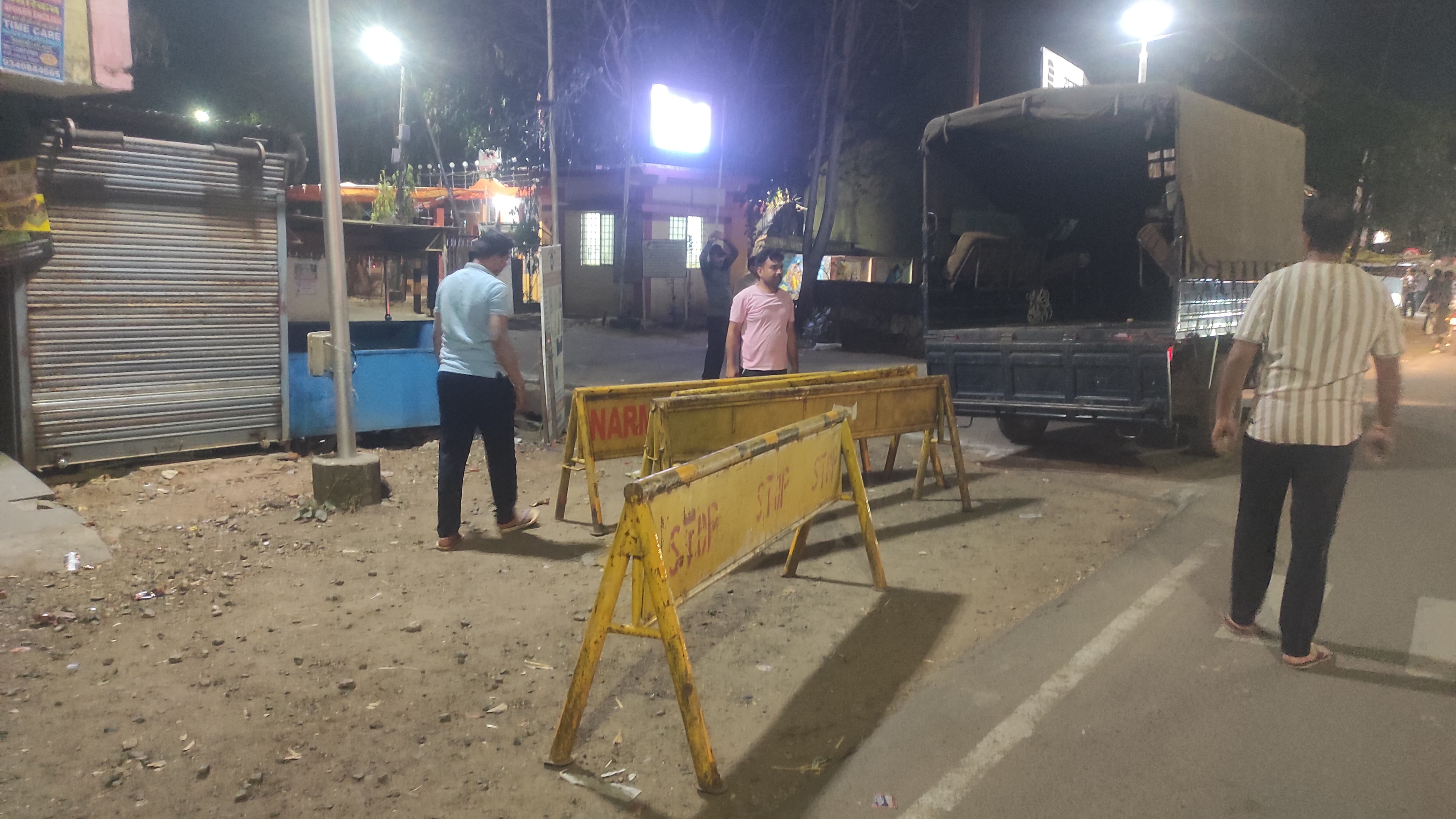 रात में जगह जगह बैरिकेड्स लगाएं गए।