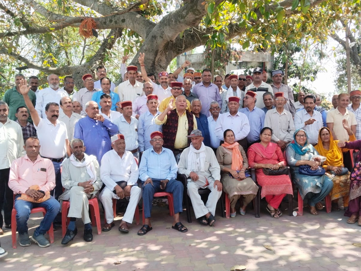 भाजपा कार्यकर्ताओं के साथ पूर्व मंत्री रमेश धवाला।