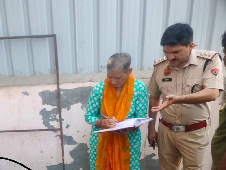 घटनास्थल पर जांच करते हुए पुलिस व एफएसएल एक्सपर्ट।