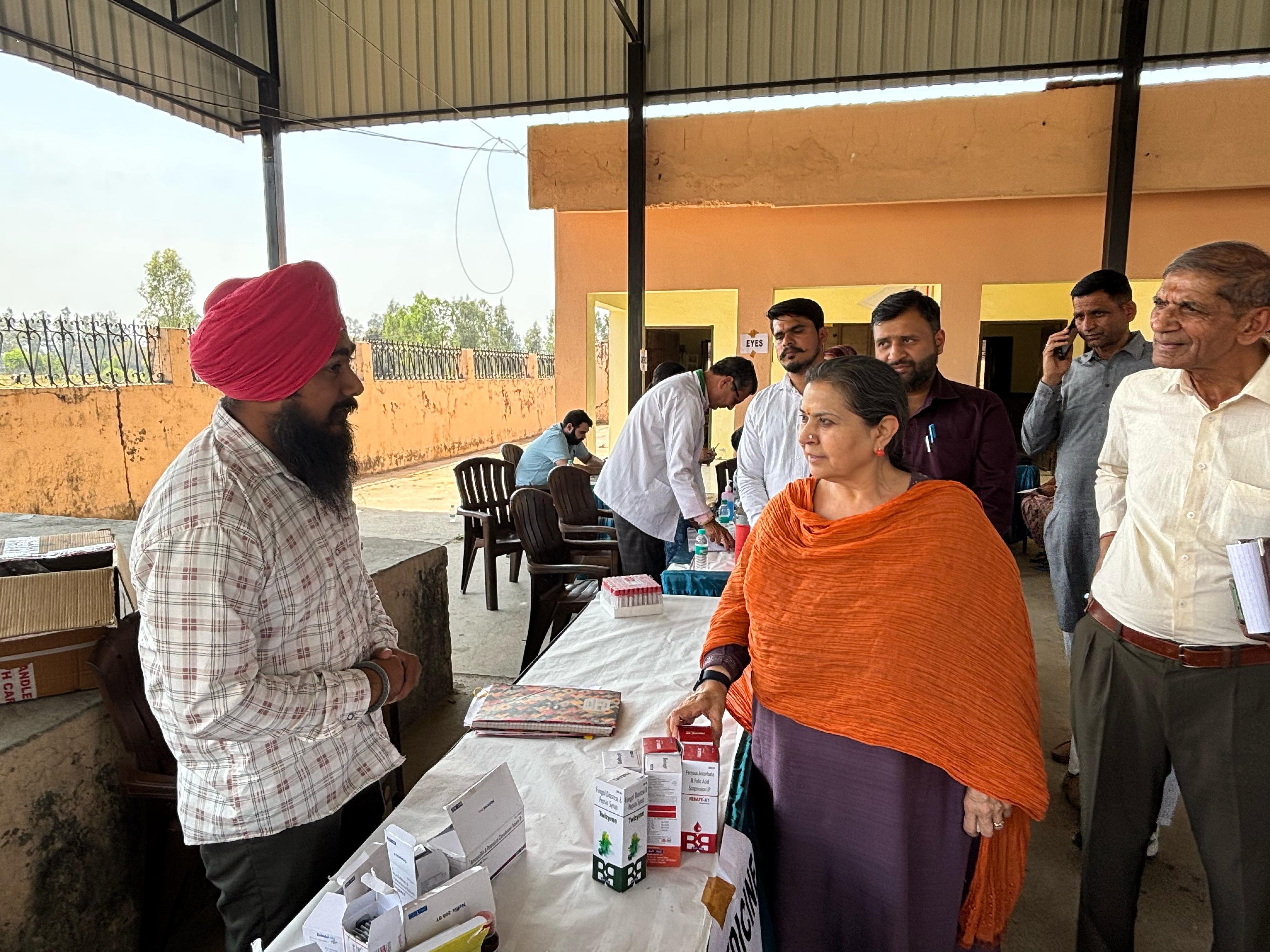 दवाईयों की डिटेल लेती विधायक।