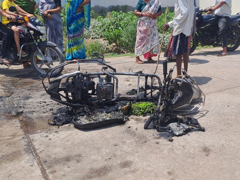 स्कूटी पूरी तरह जल गया, सिर्फ लोहे के पार्ट्स का ढांचा ही बचा रहा।
