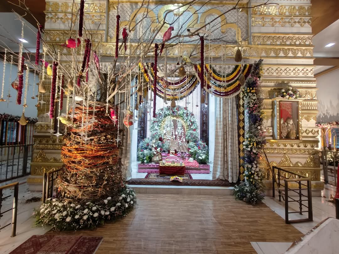 राजधानी के मठ-मंदिर रंग-बिरंगे फूलों और लाइटों से सज चुके हैं।