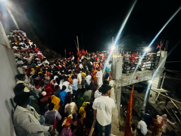 मंदिर समिति और प्रशासन ने भक्तों के लिए रास्ते में छाया और पानी की व्यवस्था की।