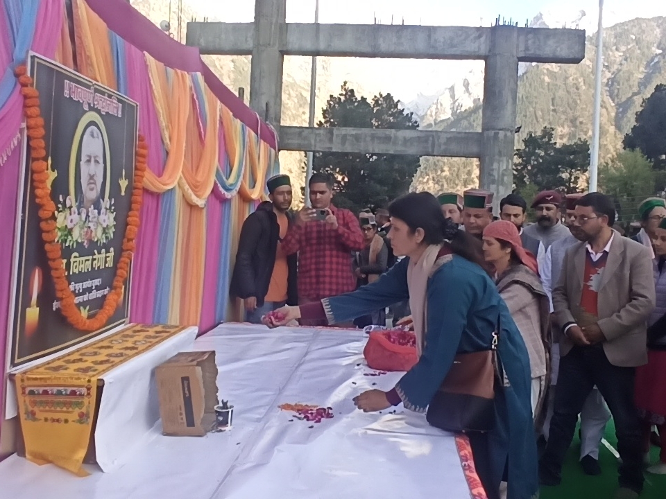 पुष्प अर्पित कर श्रद्धांजलि देते लोग।