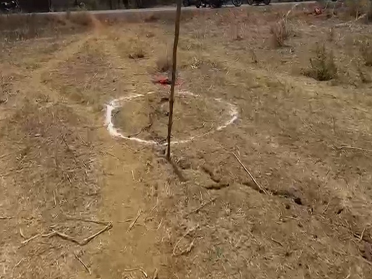 फॉरेंसिक टीम ने क्राइम सीन को किया चिन्हांकित