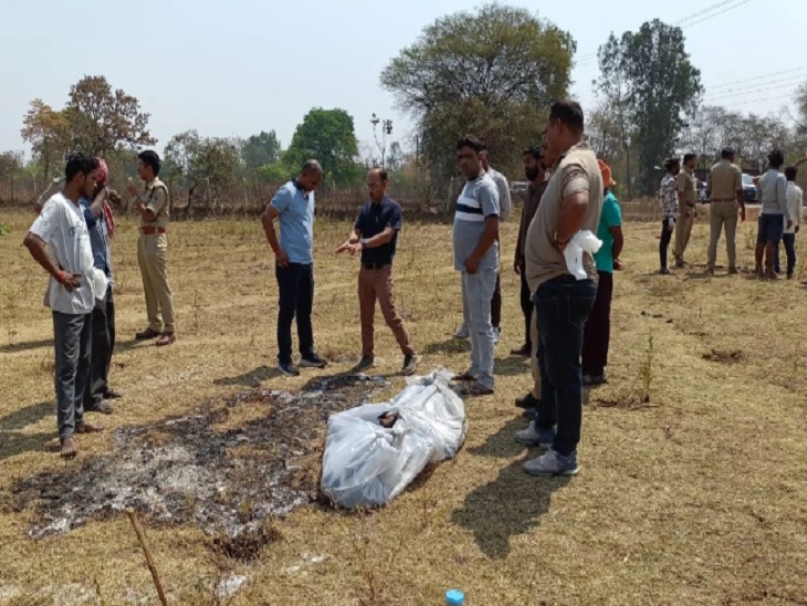 फॉरेंसिक की टीम मौके पर जांच करते हुए और मौजूद पुलिस - Dainik Bhaskar