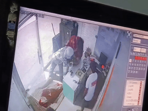 सीसीटीवी में पैसे लेने के बाद पिस्तौल दिखाकर बाहर जाते बदमाश। - Dainik Bhaskar