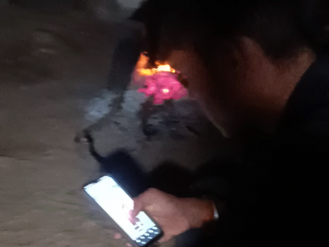 आदिवासी युवकों के पास स्मार्ट फोन है, जिसे चार्ज करने के लिए वे दूसरे गांवों में जाते हैं।