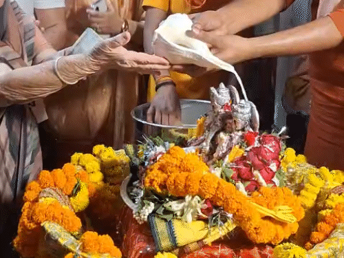 भगवान राम का दूधाभिषेक कर स्वर्ण श्रृंगार किया गया।