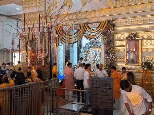 मंदिर में सुरक्षा को लेकर भी पुख्ता इंतजाम किए गए हैं। लोगों की भीड़ उमड़ रही है।