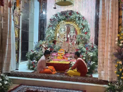 VIP रोड स्थित श्रीराम मंदिर में भगवान श्रीरामचंद्र और माता जानकी का विशेष शृंगार।