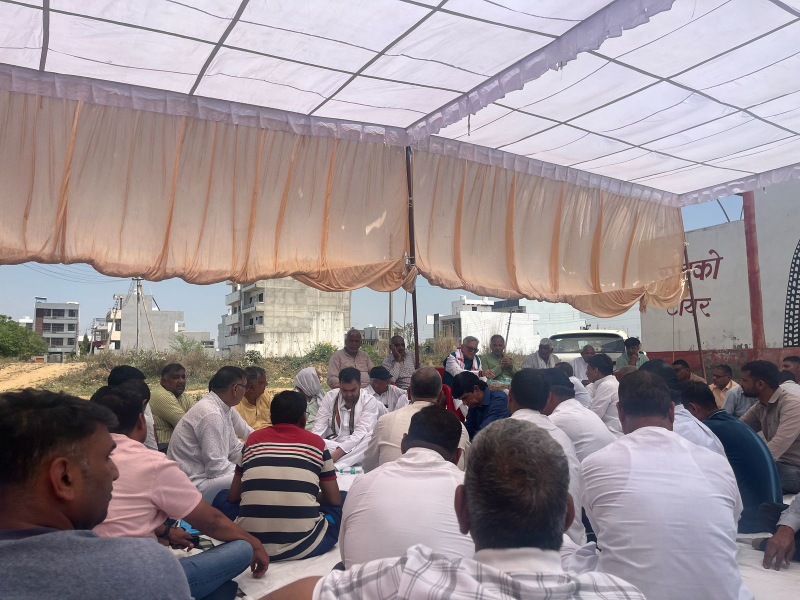 शहीद के परिवार के साथ मौजूद पूर्व मंत्री कैप्टन अजय सिंह यादव और पूर्व विधायक चिरंजीव राव।