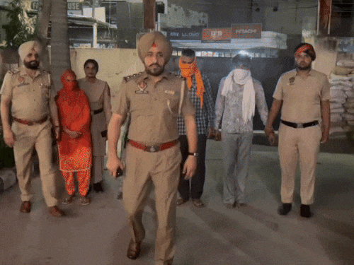 गिरफ्तार किए गए आरोपियों को लेकर जाते हुए पुलिस अधिकारी। - Dainik Bhaskar