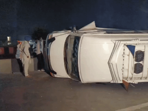 लुधियाना के दुगरी पुल पर टैंपो ट्रैवलर डिवाइडर से टकराया। - Dainik Bhaskar