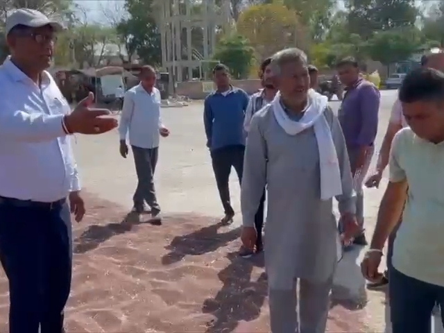 मंडी में सरसों की फसल लेकर पहुंचे किसान