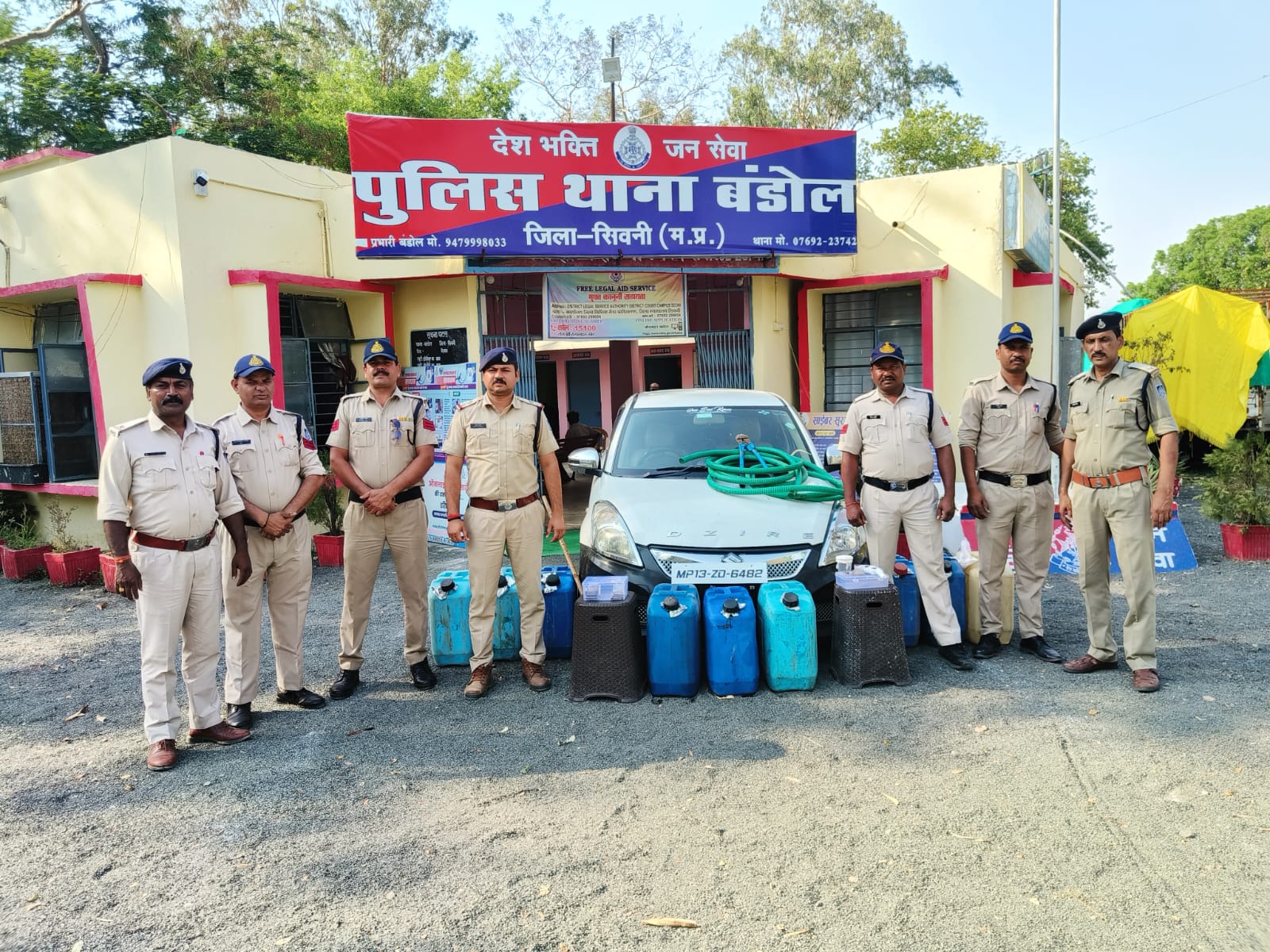 पुलिस ने आरोपियों से डीजल भरी केन और कार जब्त की है।