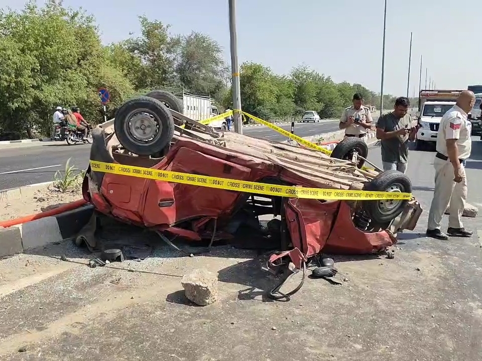 हादसे के बाद बुरी तरह क्षतिग्रस्त कार और पुलिस कर्मी मौके पर मौजूद।