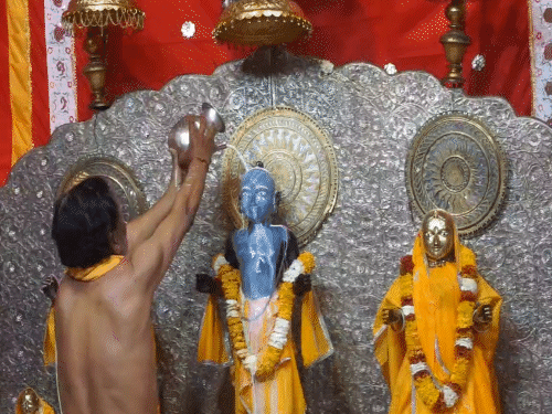 ਜੈਪੁਰ ਦੇ ਲਾਰਡ ਸ਼੍ਰੀ ਸ਼੍ਰੀ ਮਹਾਮਵੰਦ ਮੰਦਰ ਵਿਖੇ ਪ੍ਰਮੇਸ਼ਵਰ ਪ੍ਰੋਗਰਾਮਾਂ ਦਾ ਦੌਰ ਜਾਰੀ ਹੈ. ਸਵੇਰੇ, ਪਰਮੇਸ਼ੁਰ ਨੂੰ ਪੰਚਲੇਸ਼ਨ ਨਾਲ ਮਸਹ ਕੀਤਾ ਗਿਆ ਸੀ.