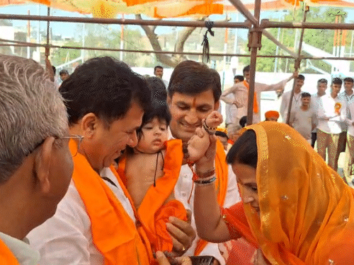 In Barmer, former Union Minister Kailash Chaudhary took the child who became Lord Ram. After this, Barmer MLA Priyanka Chaudhary took blessings from 'Ram'.
