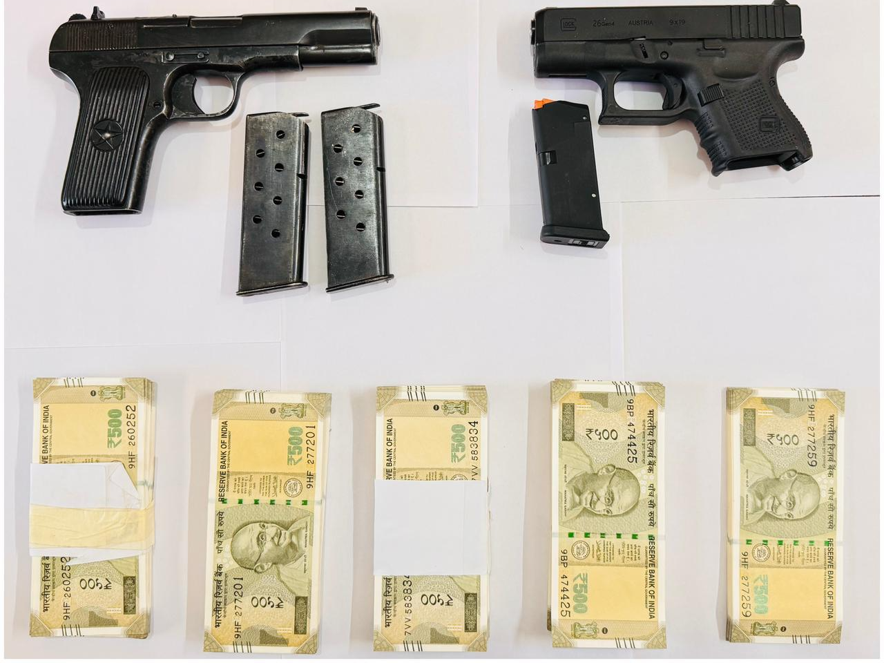 गिरफ्तार किए गए आरोपी से बरामद किया गया पैसा और हथियार। - Dainik Bhaskar