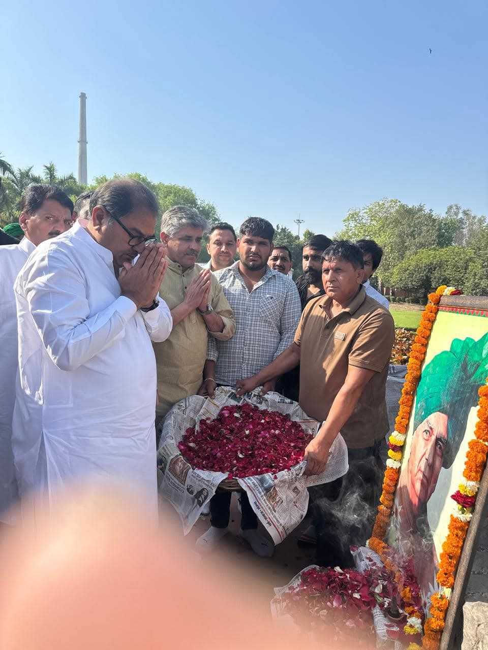 दिल्ली में स्थित संघर्ष घाट पर स्वर्गीय देवीलाल की समाधि स्थल पर श्रदा सुमन अर्पिल करते हुए इनेलो के राष्ट्रीय अध्यक्ष अभय चौटाला।