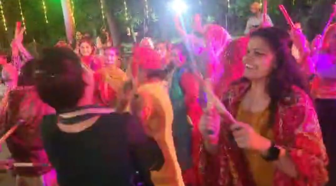 गरबा खेलती हुई महिलाएं