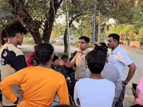 अस्पताल में लोगों से बात करते पुलिस कर्मी