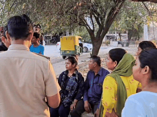 अस्पताल में परिवार के लोग