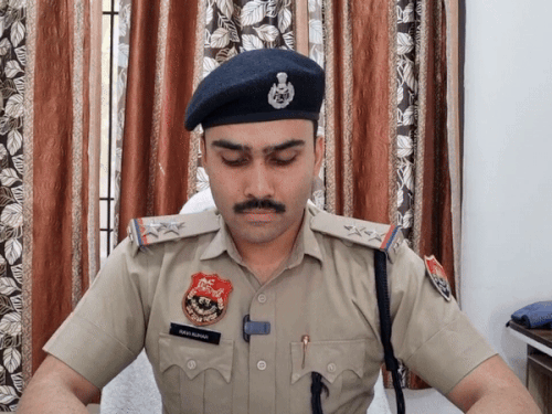 जानकारी देते पुलिस अफसर