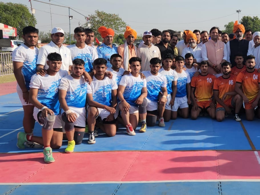 ਪਿੰਡ ਬੈਨਚੇਰੀ ਵਿੱਚ ਖੇਡ ਮੰਤਰੀ ਨਾਲ ਪੇਸ਼ ਖਿਡਾਰੀ ਹਨ.