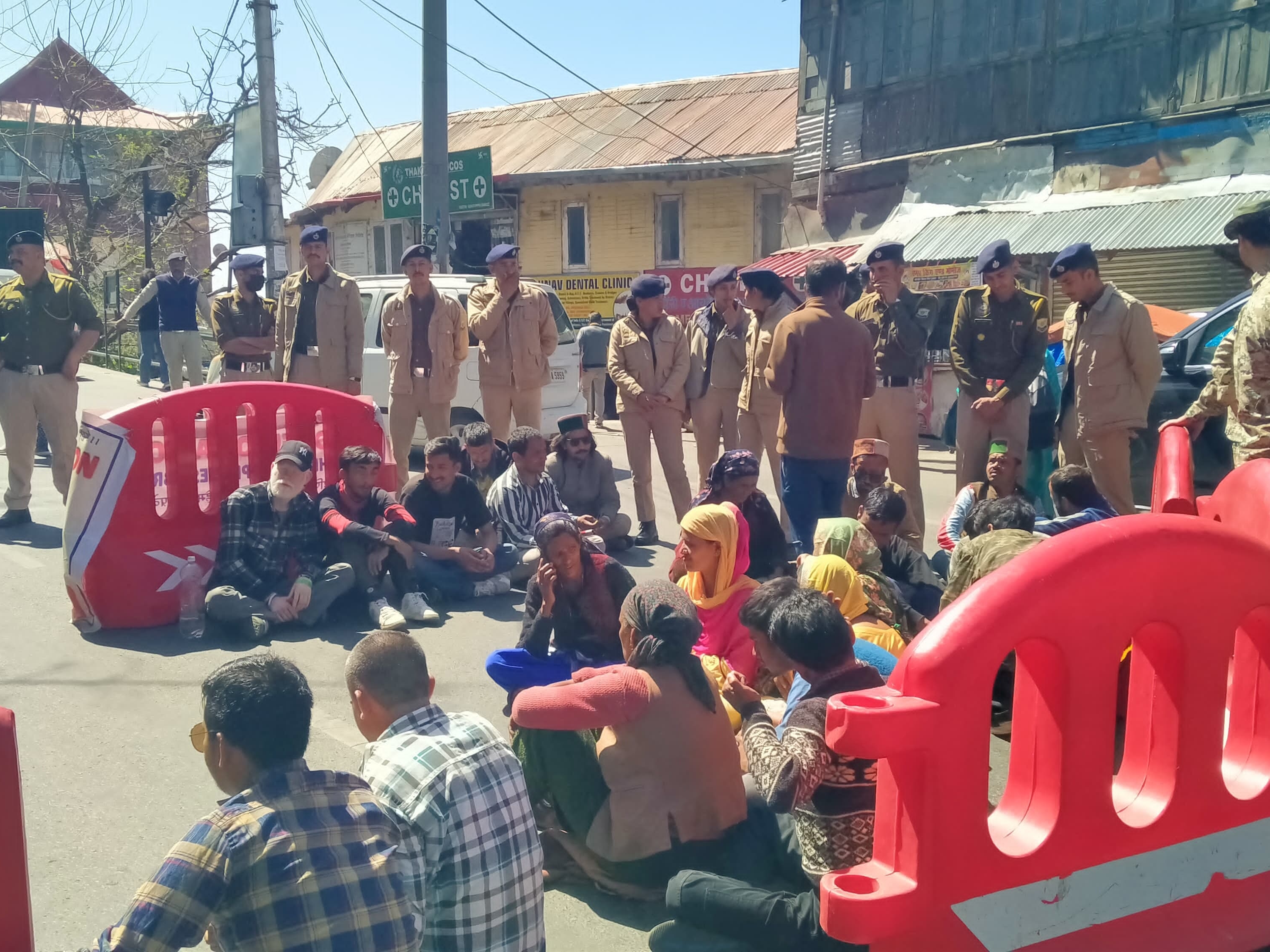 छोटा शिमला सचिवालय के बाहर बीच सड़क पर हड़ताल पर बैठे दृष्टिबाधित बेरोजगार