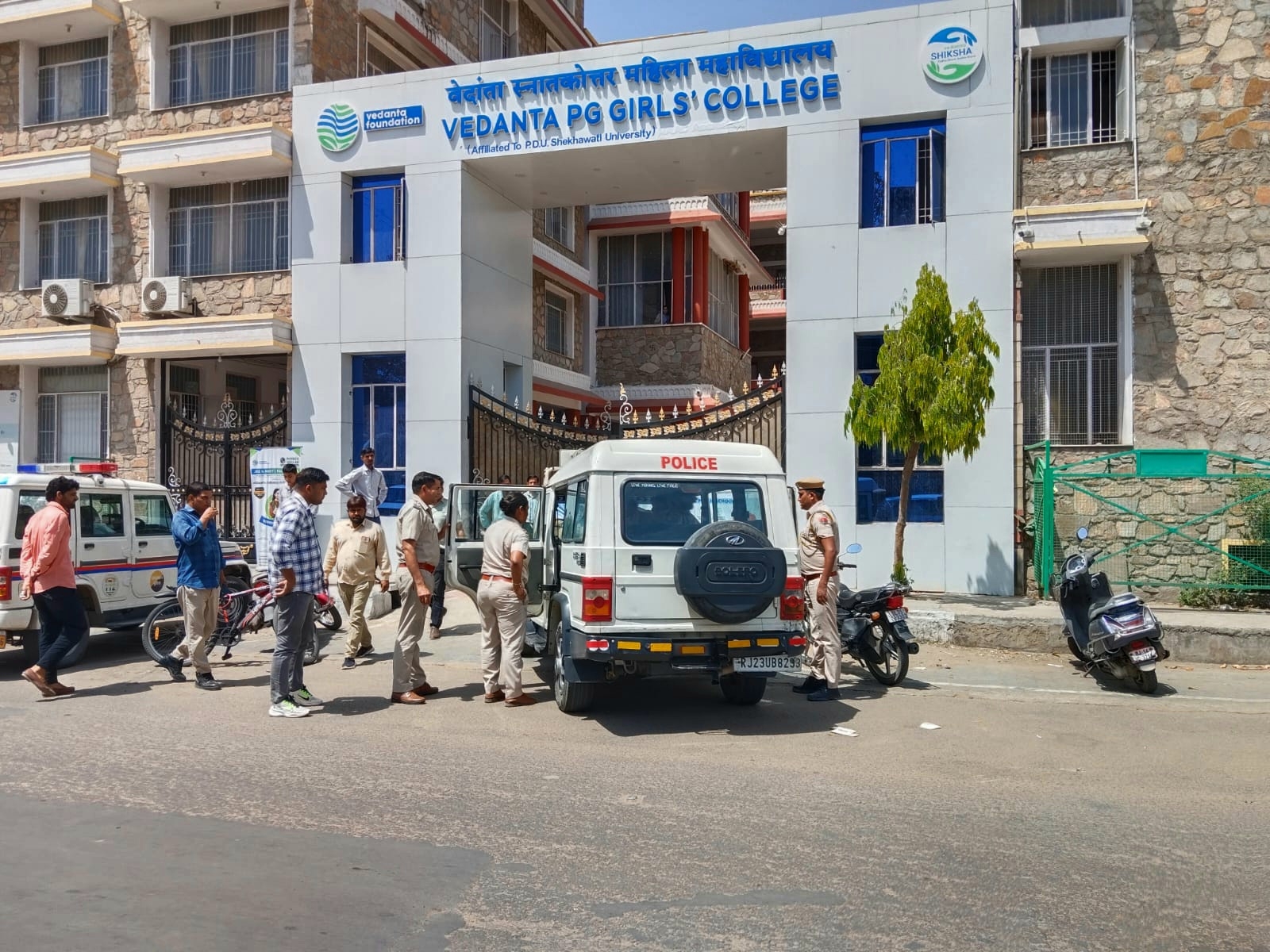 छात्रा को पुलिस ने काबू कर शांति भंग के मामले में गिरफ्तार कर लिया है।