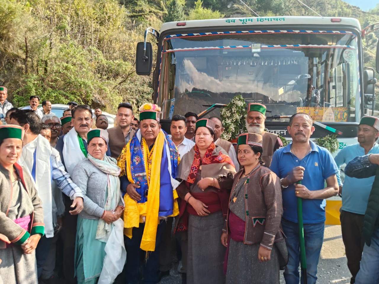 लोगों के साथ मौजूद मंत्री नेगी।