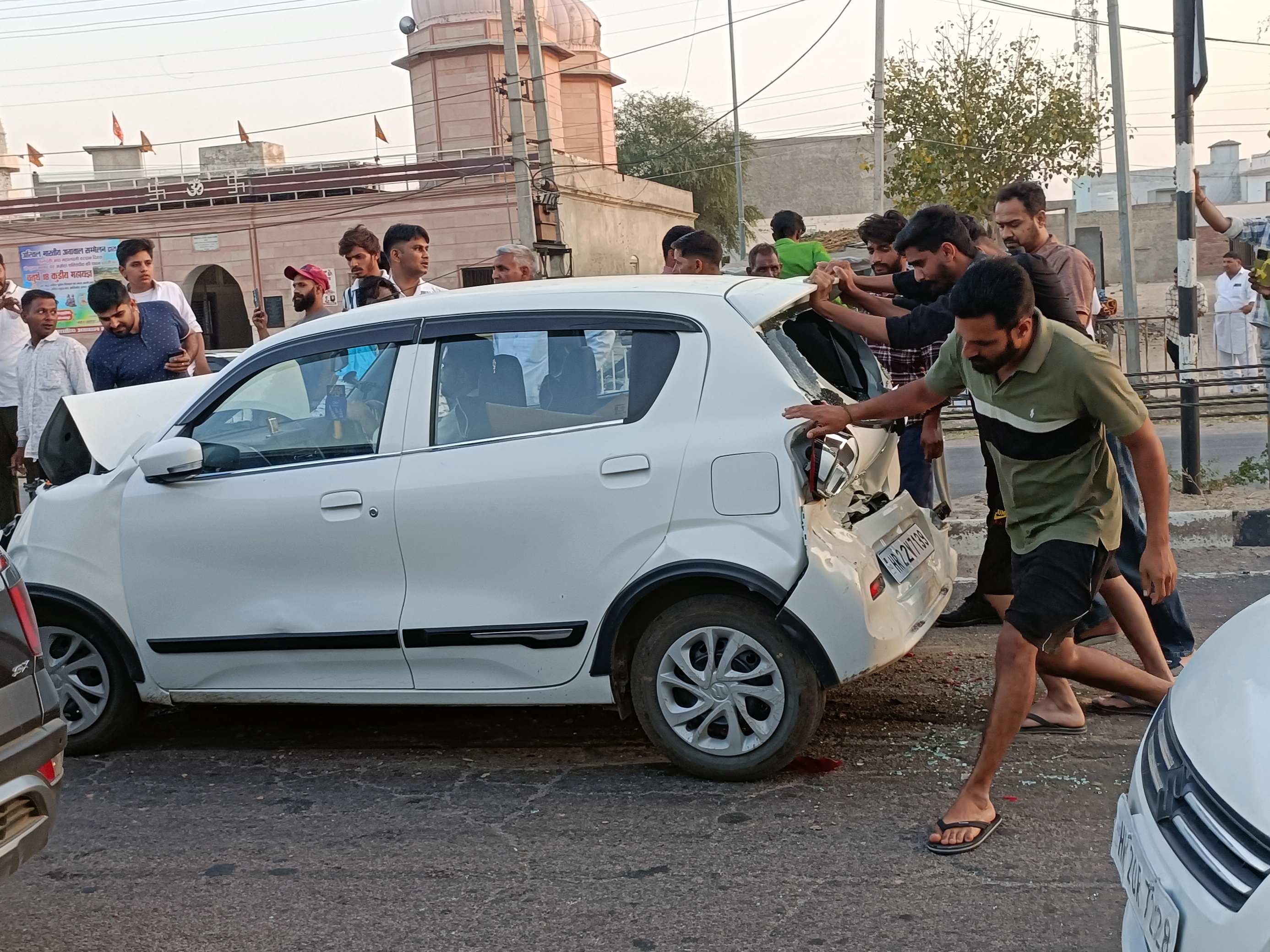 हादसे के बाद गाड़ी को हटाते लोग।