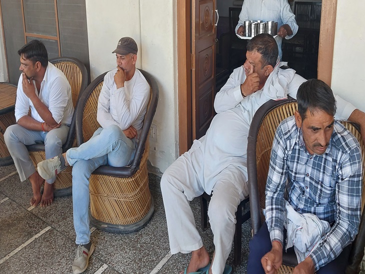 ਪਿੰਡ ਚੌੰਪਲ ਵਿੱਚ ਬੈਠੇ ਲੋਕਤਰਾਂ.