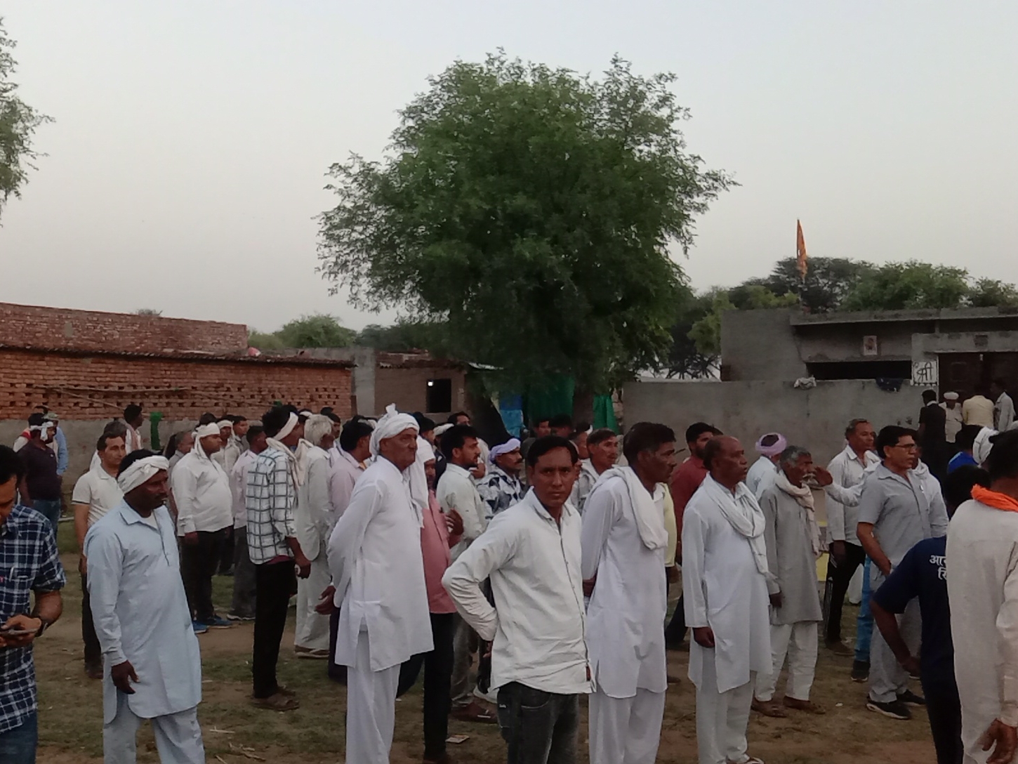 शव को लाने के बाद मौके पर मौजूद लोगों की भीड़।