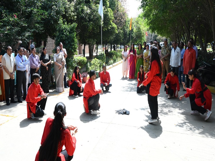 ਅਨੀਮੀਆ ਫ੍ਰੀ ਕੈਂਪਸ ਮੁਹਿੰਮ ਦੌਰਾਨ ਸਟ੍ਰੀਟ ਪਲੇਅ ਕਰਨ ਵੇਲੇ ਵਿਦਿਆਰਥੀ ਖੇਡ ਰਹੇ ਹਨ.