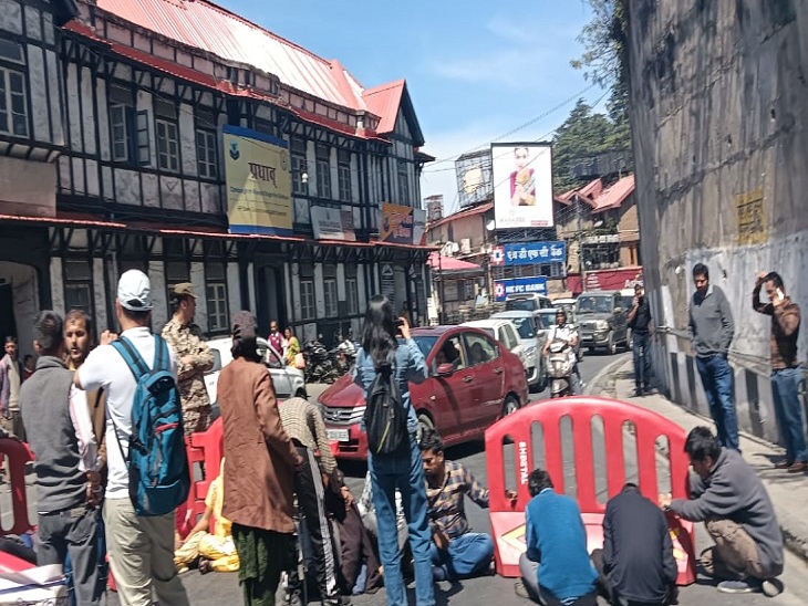 छोटा शिमला में बीच सड़क पर धरने पर बैठे दृष्टिबाधित बेरोजगार